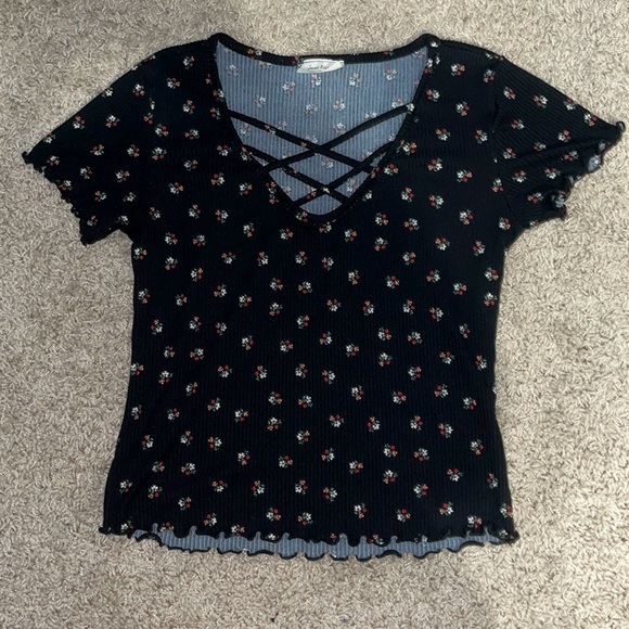 Free Kisses Tops - Black shirt with frilled sleeves and floral print